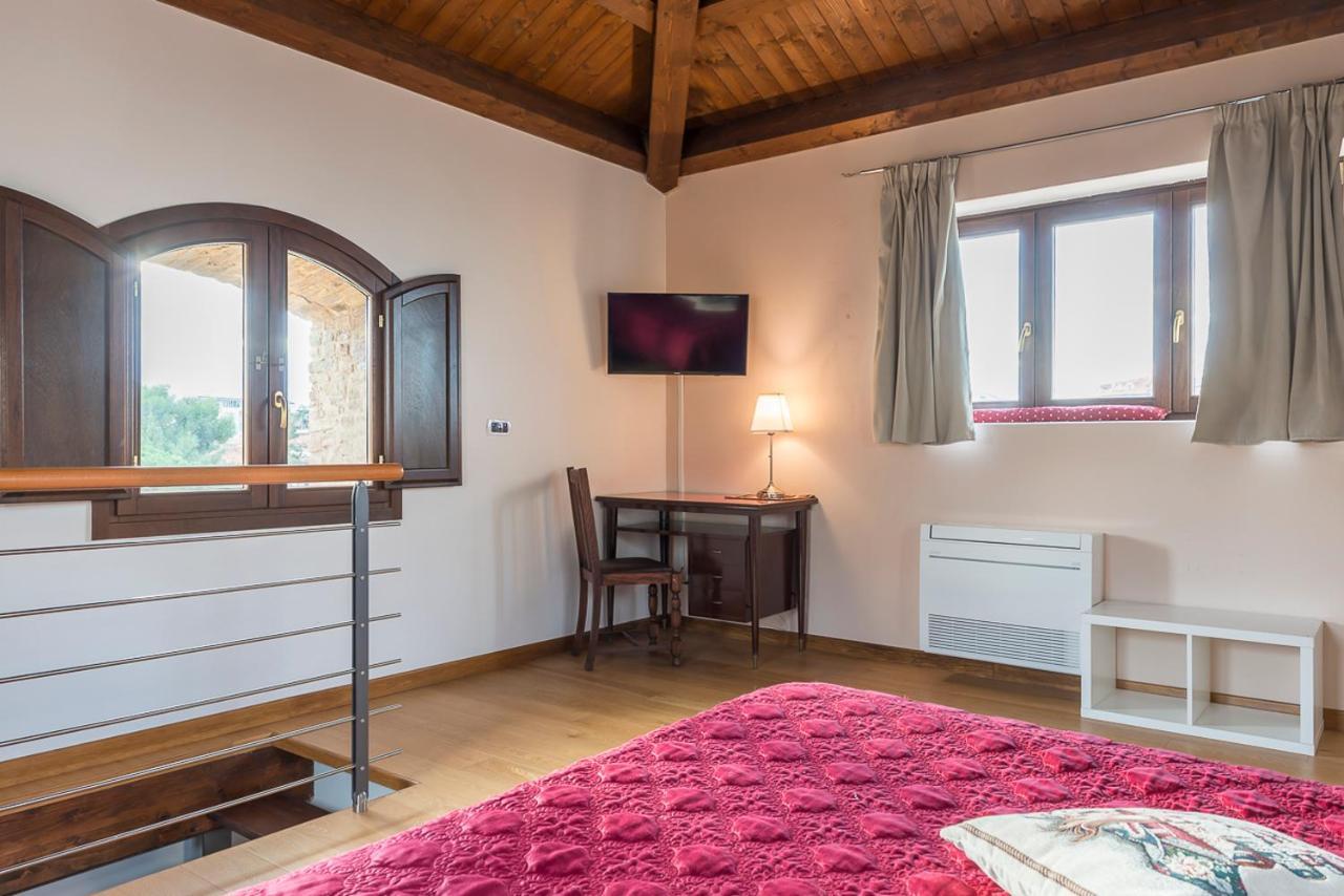 Torre Della Loggia - Dimora Storica - Couette-café 2*